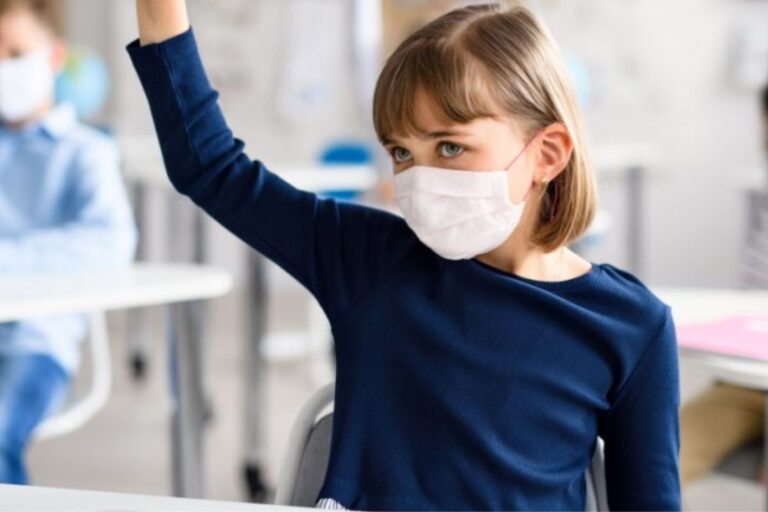 Ragazzi a scuola con mascherina