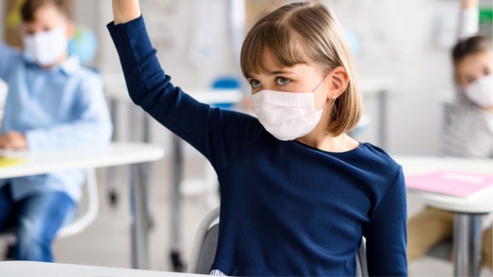 Ragazzi a scuola con mascherina Ragazzi a scuola con mascherina