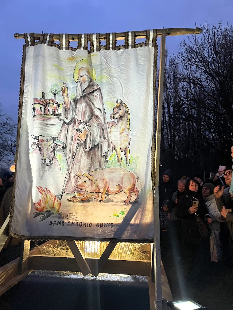 Il carretto con l'Albero della Luce durante la processione. Cascina Linterno 18-1-2025