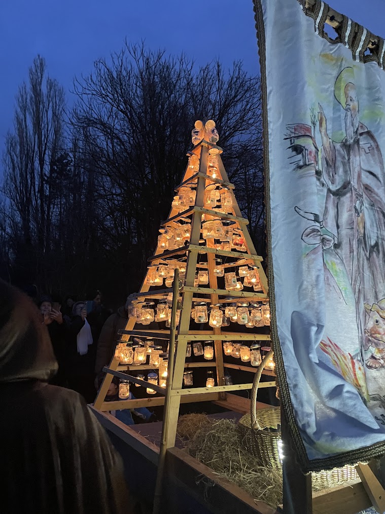 Il carretto con l'Albero della Luce durante la processione. Cascina Linterno 18-1-2025