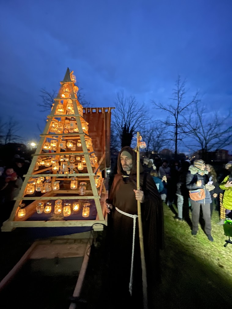 Il carretto con l'Albero della Luce durante la processione. Cascina Linterno 18-1-2025