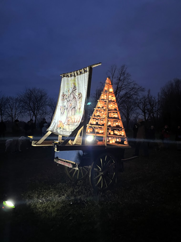 Il carretto con l'Albero della Luce durante la processione. Cascina Linterno 18-1-2025