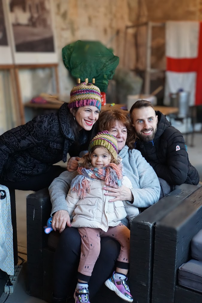 Enza con la sua nipotina e famiglia