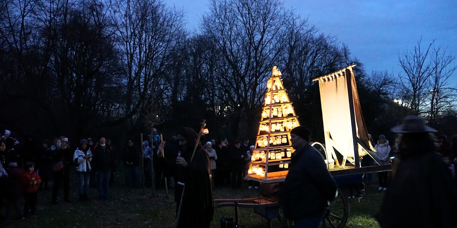 Il carretto con l'Albero della Luce durante la processione. Cascina Linterno 18-1-2025