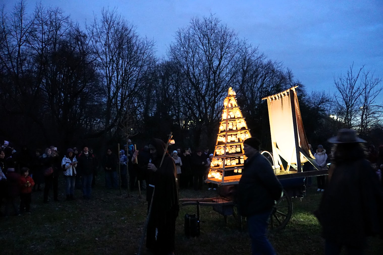 Il carretto con l'Albero della Luce durante la processione. Cascina Linterno 18-1-2025