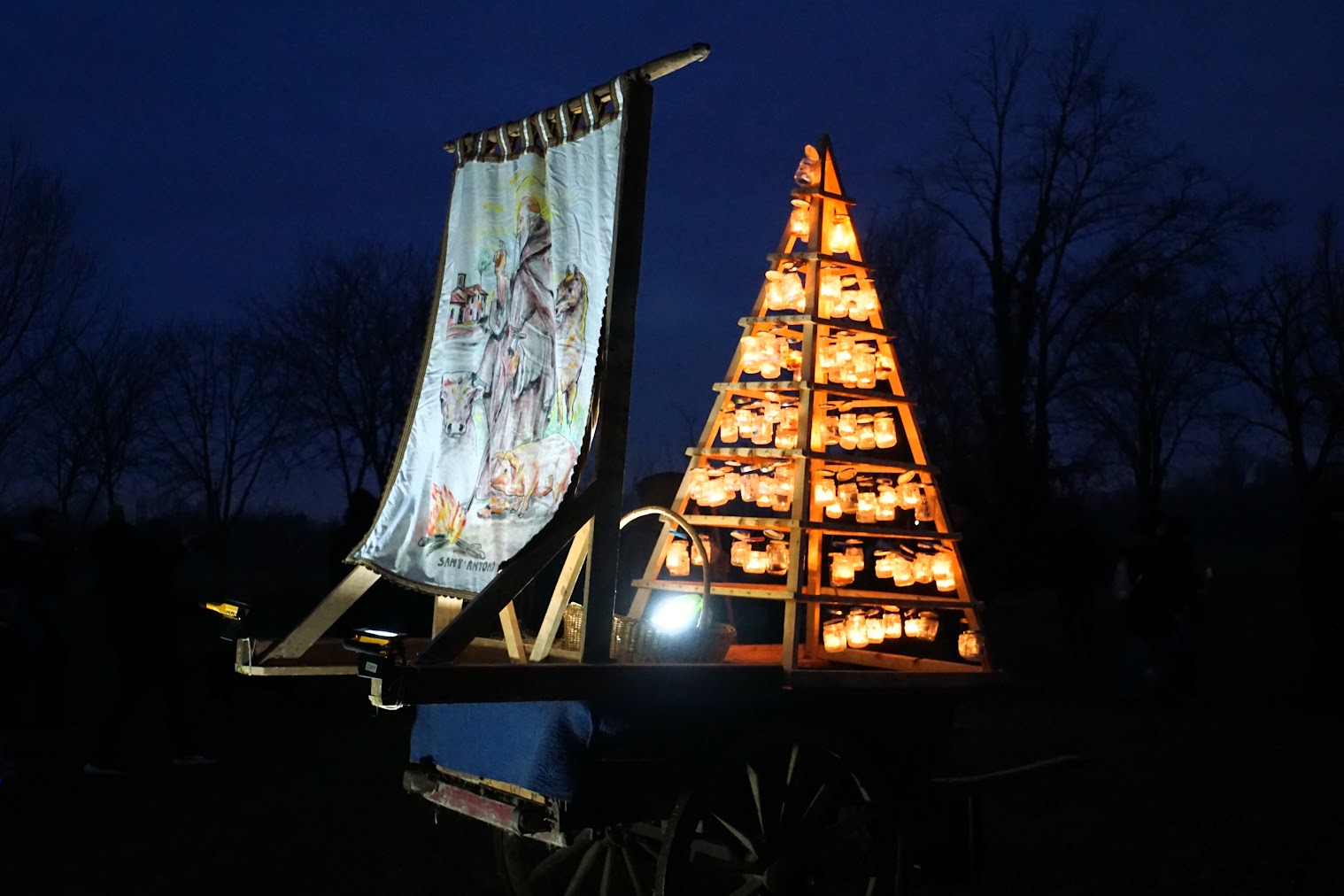 Il carretto con l'Albero della Luce durante la processione. Cascina Linterno 18-1-2025