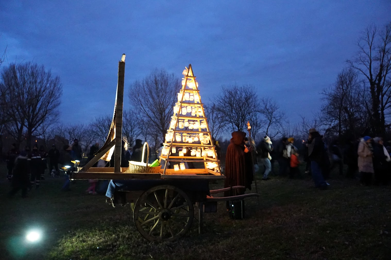 Il carretto con l'Albero della Luce durante la processione. Cascina Linterno 18-1-2025