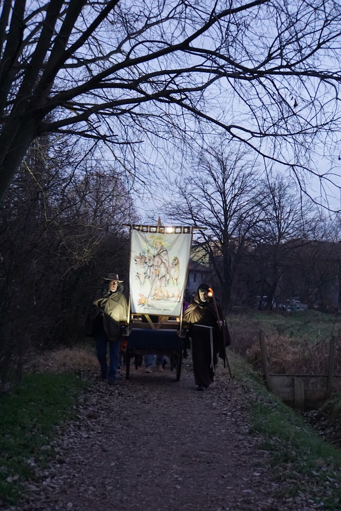 Il carretto con l'Albero della Luce durante la processione. Cascina Linterno 18-1-2025